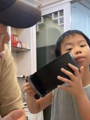 Con trai bắt bài mẹ giả vờ bị phỏng siêu hài hước