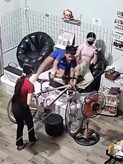Bé trai phóng xe đạp vào tiệm nail nhanh như một cơn gió