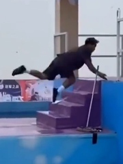 Chàng trai quê một cục khi vấp ngã gần vạch đích