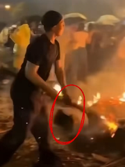 Anh chàng đãng trí vứt túi người yêu vào đống lửa