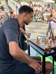 Sao NBA Wembanyama luyện cờ vua để đấu trí trên sân bóng rổ