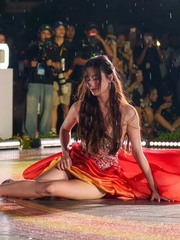 Lương Thùy Linh xử lý siêu mượt cú 'vồ ếch' khi diễn vedette