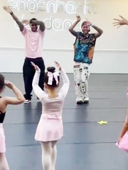 Xem Neymar trổ tài… múa ballet cùng con gái