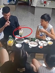 Ông bố 'não cá vàng' xới cơm nhầm vào cốc bia