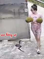 'Bé Na' đứng hình khi bị cô gái ngó lơ