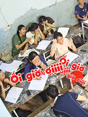 Khoảnh khắc cô giáo giật mình bỏ chạy khi nghe tiếng sấm khiến cả lớp bật cười