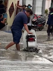 Phớt lờ cảnh báo, người đàn ông mắc kẹt giữa đoạn đường đang làm dở