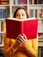 Người trẻ mua sách cũ theo mét để... trang trí