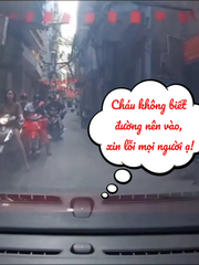 Ô tô đi vào ngõ nhỏ giờ cao điểm, tài xế liên tục xin lỗi mọi người