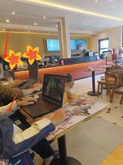 Chơi game ở quán cà phê, vui quá hóa… phiền hà?