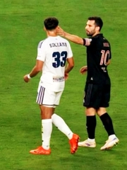 Messi có nguy cơ bị phạt vì... vỗ đầu đối thủ