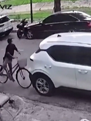 Bác tài xử lý tình huống cực nhanh khi gặp thanh niên thích ăn vạ