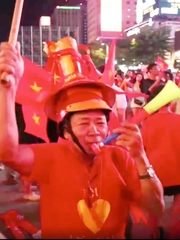 Thắng Thái Lan 2-0, CĐV Việt Nam xuống đường ‘mở hội’