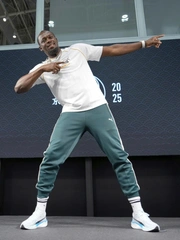Fan háo hức chờ xem ‘Tia chớp’ Usain Bolt… đá banh