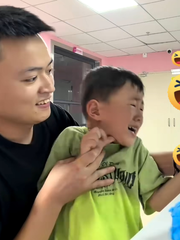 Thanh niên dắt con đi tiêm ngừa nhưng bị dân tình trêu 'yếu nghề'