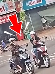 Hai phụ nữ ngang nhiên dừng xe nói chuyện giữa đường khiến ai thấy cũng lắc đầu