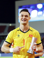 HLV Kim Sang Sik 'mượn' Messi, Ronaldo để khen Lê Giang Patrik