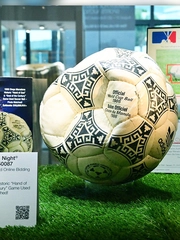 Quả bóng gắn với “bàn tay của Chúa” của Maradona bán gần 87 tỉ đồng