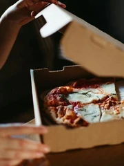 Cái kết của kẻ đặt 300 cái pizza đến nhà người khác