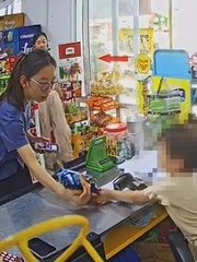 'Thu ngân nhí' chưa tròn 3 tuổi đã có 2 năm kinh nghiệm phụ mẹ bán hàng