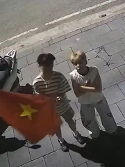 Thanh niên trả lại cờ sau khi 'đi bão' ASEAN Cup thế nào mà netizen khen 'ngoan'?