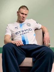 Man City ra mắt áo đấu do CĐV thiết kế bằng AI