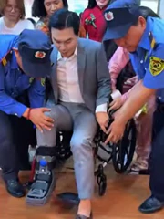 Mạnh Quỳnh ngồi xe lăn, chống nạng chạy show