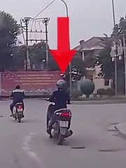 Nữ ninja gặp nạn vì chạy xe máy kiểu 'dương đông kích tây'