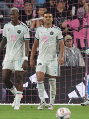 Sao Man Utd Casemiro đá phản lưới nhà trong trận đầu sát cánh Messi