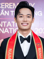 Nam vương Tiến Dũng mang áo dài ngũ thân thi Manhunt International 2026
