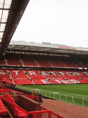 CĐV Man Utd phát cáu vì phải ‘nghe mưa’ giữa lúc sốt ruột chờ tin chuyển nhượng