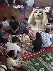 Đang ăn cơm, cả gia đình bất ngờ phải vội vàng dời lên thềm nhà khi nước lụt tràn vào