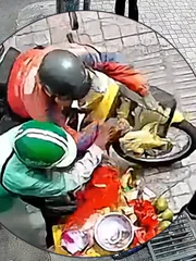 Ngư ông đắc lợi phiên bản 'tháng cô hồn'