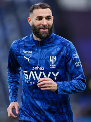 Benzema đang sung thì CLB… hết chỗ