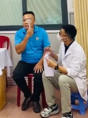 Ông chú khiến nhân viên y tế thót tim khi đi khám mắt