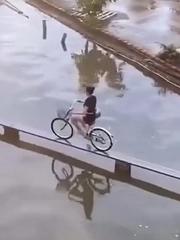 Cô gái khiến nhiều người trầm trồ với skill chạy xe đạp thăng bằng