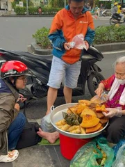 Chiêu bán bánh có 1-0-2 của cụ bà 90 tuổi: 'Lỡ cắt to thì nội cho luôn'