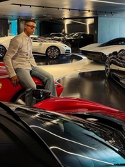 Ronaldo khoe ‘đồ chơi’ siêu đắt tiền trước ngày cưới