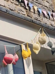 Vì sao cả ngôi làng treo đồ lót ngoài đường cả ngày lẫn đêm?