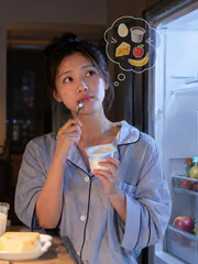 Nửa đêm đói bụng, nên ăn không và ăn gì?