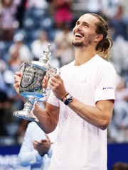 Khoảnh khắc Zverev nâng cúp, nhớ mẹ lấy nước mắt khán giả US Open