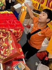 Chủ tiệm quẩy hết cỡ khi có 'khách sộp' mua bánh trung thu