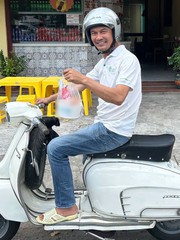 Tiết Cương bán quán ăn bình dân, tự chạy xe giao hàng nuôi gia đình