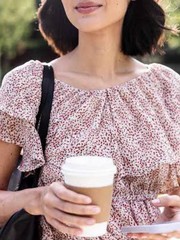 Nữ sinh Mỹ bị đình chỉ học vì mang cà phê vào lớp