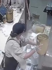 Cô gái đứng hình vì tủ pha chế bỗng dưng bị ngã