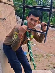 Thanh niên chơi đu dây siêu cồng kềnh