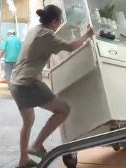 Chủ quán ngẩn ngơ vì vừa mở cửa đã phải dọn hàng sớm