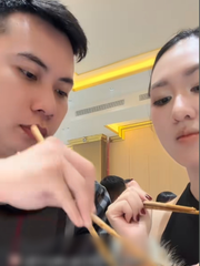 Đồng vợ đồng chồng tát biển Đông cũng cạn