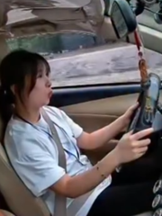 Học viên nhắm mắt để né nước khiến thầy dạy lái xe bật cười