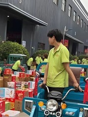 Nhân viên phải dùng xe ba gác chở quà Trung thu về